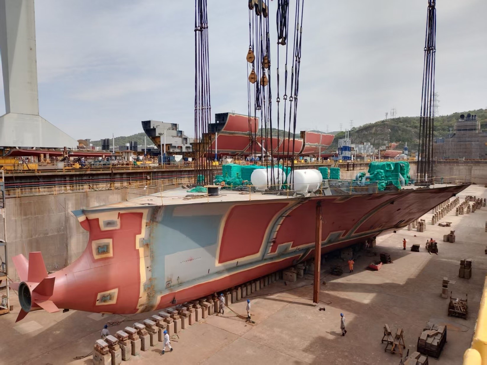 常石造船中國(guó)基地，以全球首艘甲醇燃料 5900TEU 型集裝箱運(yùn)輸船挑戰(zhàn)嶄新的未來(lái)